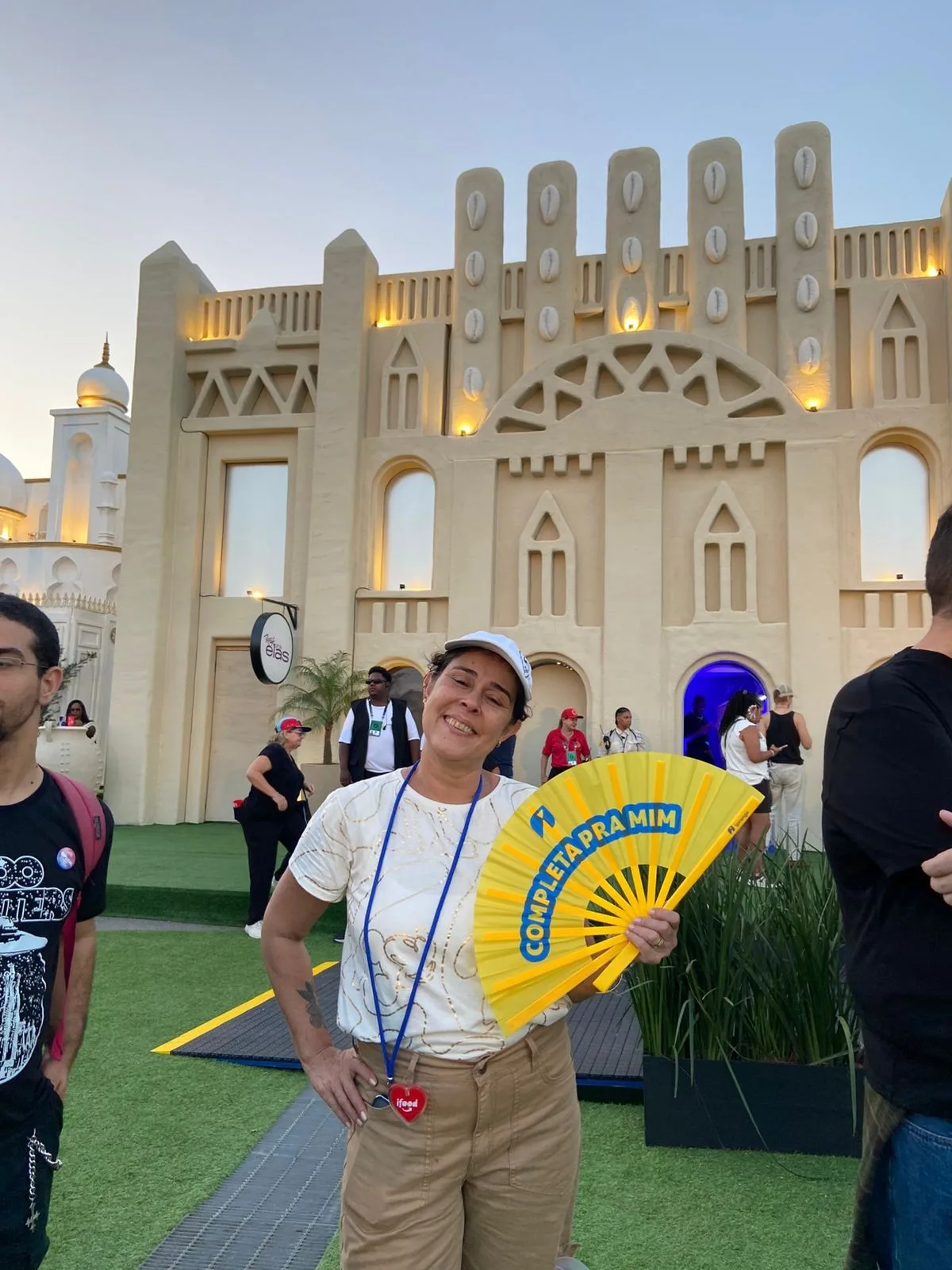 Fãs usam água, bonés e ventiladores para enfrentar calor no Rock in Rio
