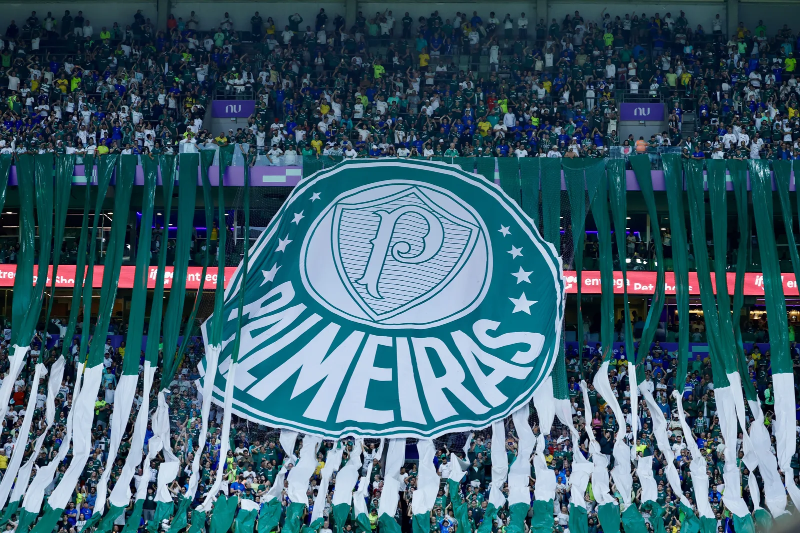 Palmeiras vence Dérbi por 4 a 1 e mantém pressão sobre o Flamengo