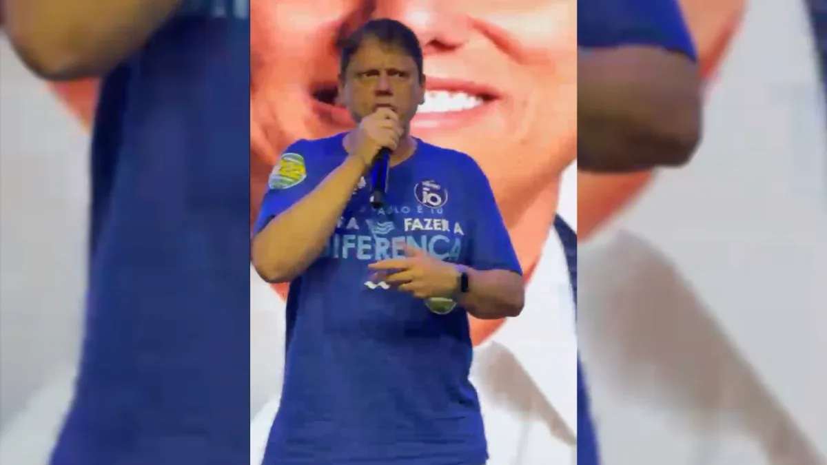 Tarcísio puxa música gospel em evento de habitação em São Paulo