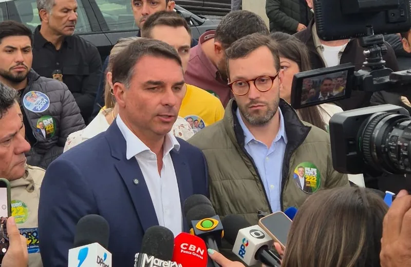 Flávio Bolsonaro defende mudanças no sistema prisional após visita a Filipe Martins