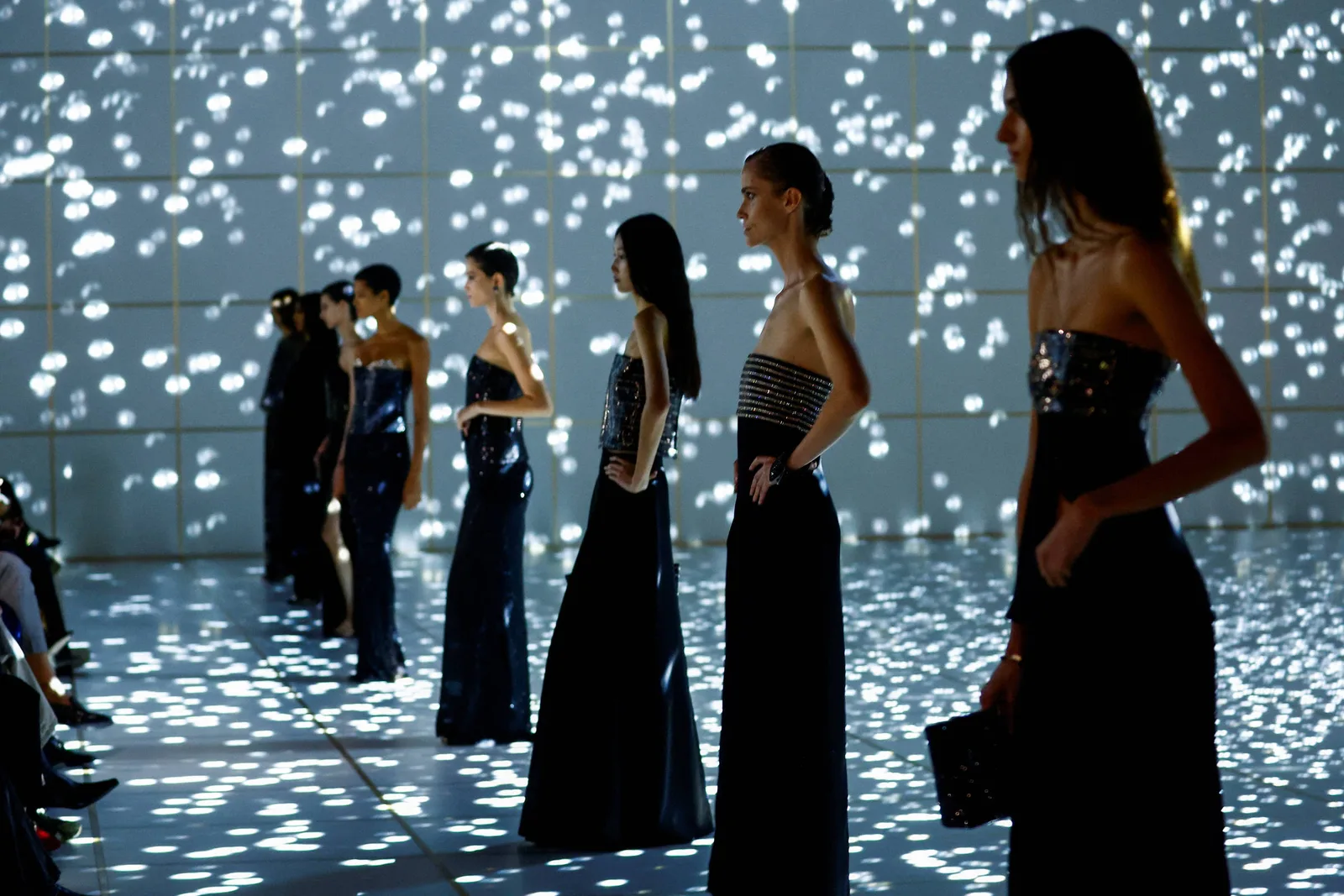 Armani prepara conversas com LVMH, L’Oréal e EssilorLuxottica