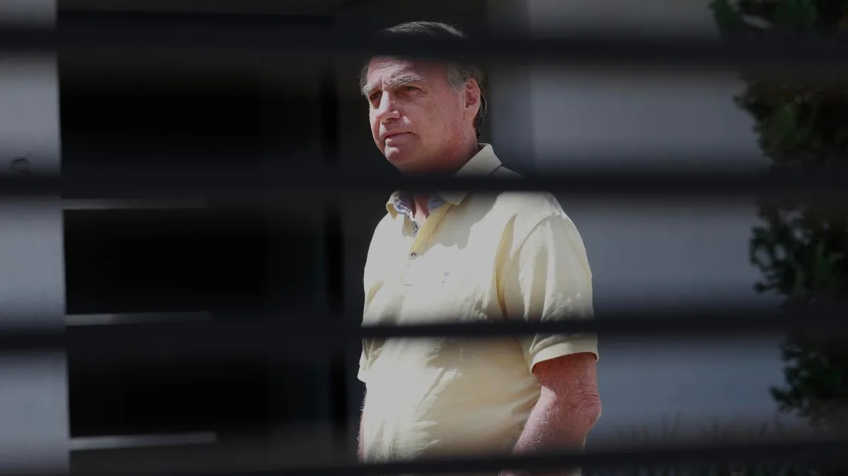 Defesa de Bolsonaro pede ao STF suspensão de pena de 27 anos