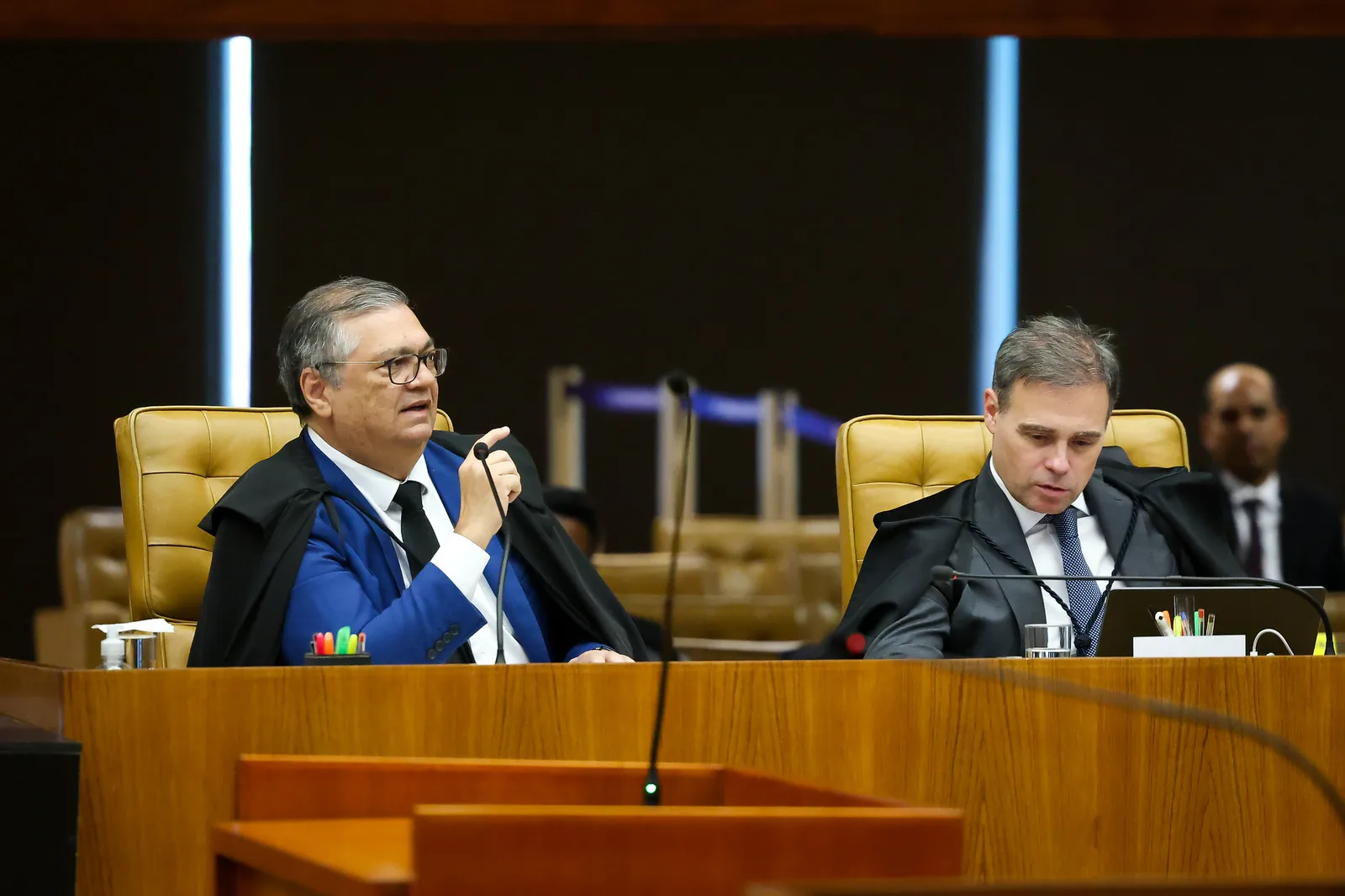 Pedido de Dino questiona encontro de Mendonça com banqueiro antes de decisão no STF