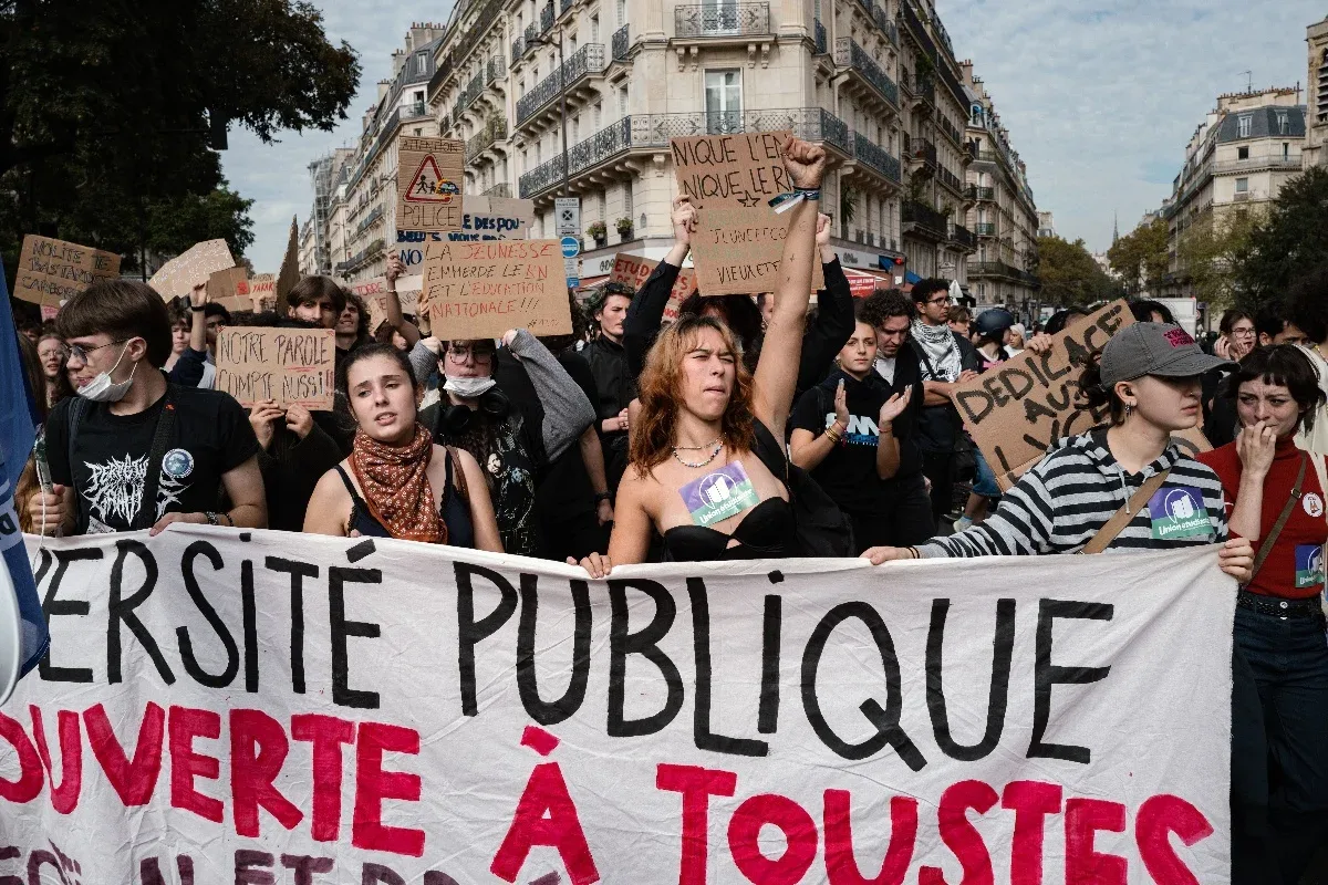França suspende granadas policiais após adolescente perder a mão em protesto