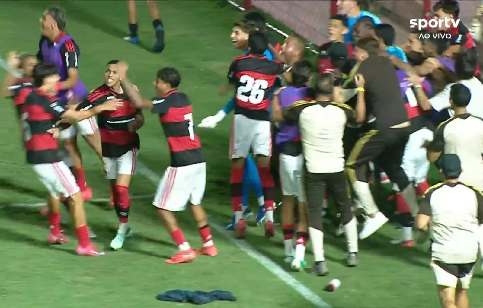 Joshua marca pênalti decisivo e faz gesto obsceno em classificação do Flamengo