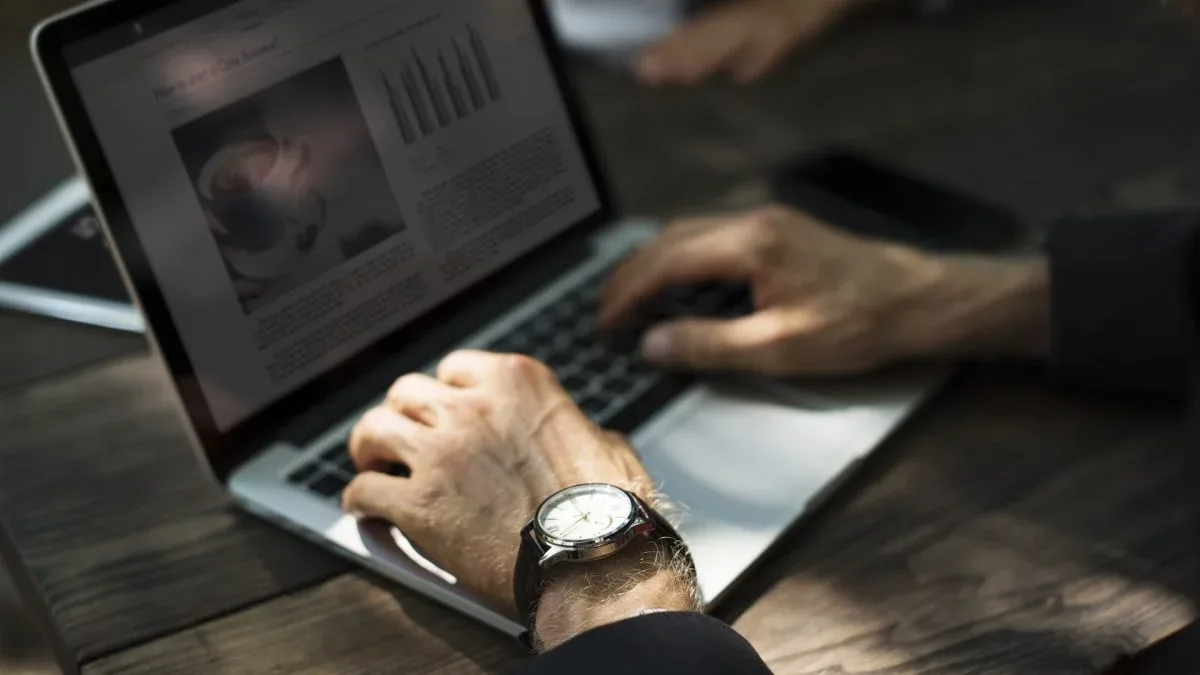 Serviços audiovisuais crescem 8,6% e tecnologia da informação recua no mês