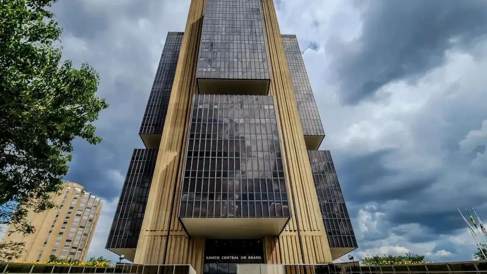 Boletim Focus mantém juros em 13,75% e dólar a R$ 5,20 em 2026