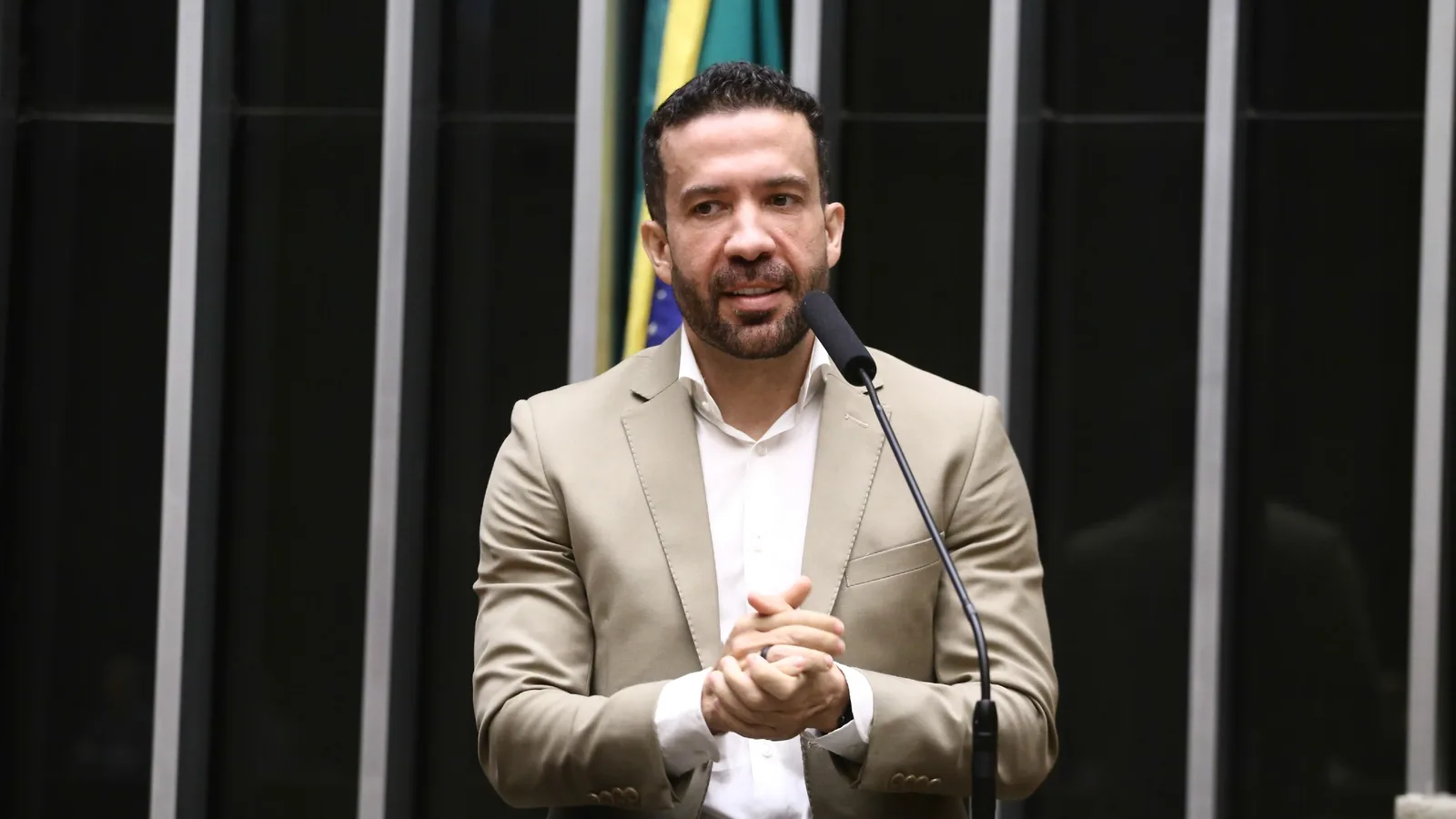 Janones organiza canal digital para ampliar apoio a Lula no segundo turno
