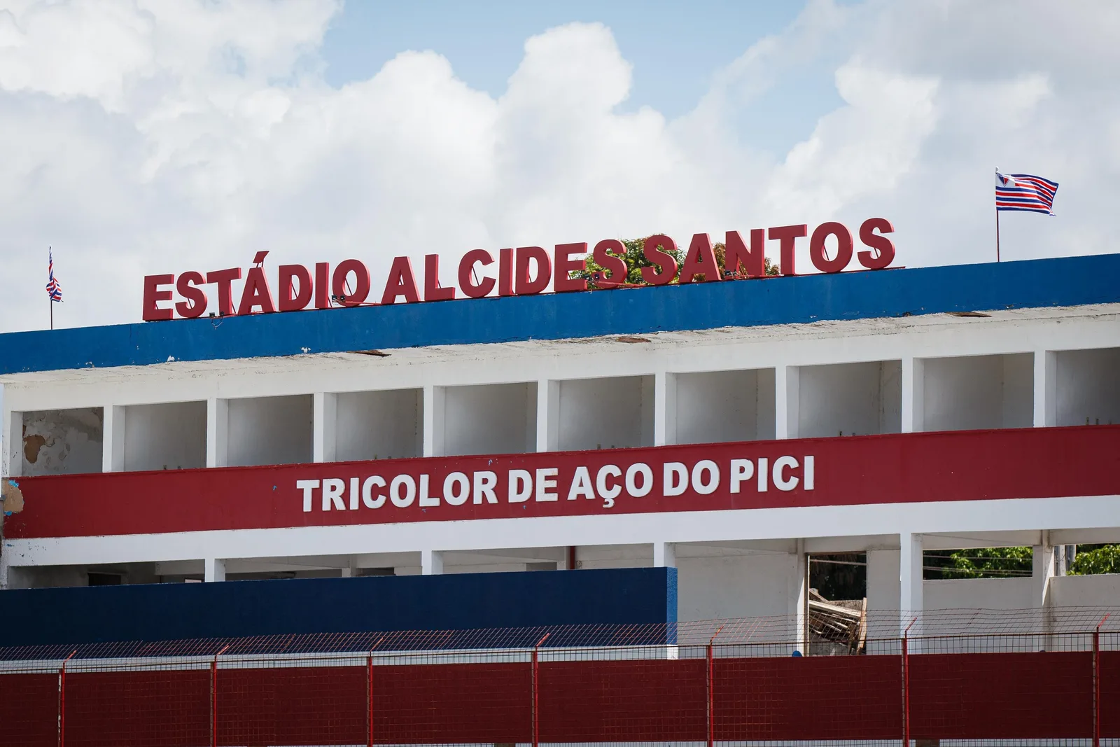 Torcida do Fortaleza cobra jogadores e diretoria após empate na Série B