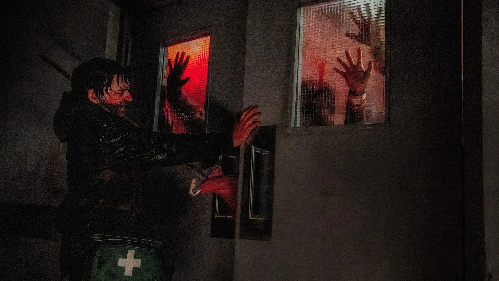 Novo Resident Evil aposta no terror, mas perde tensão com excesso de piadas
