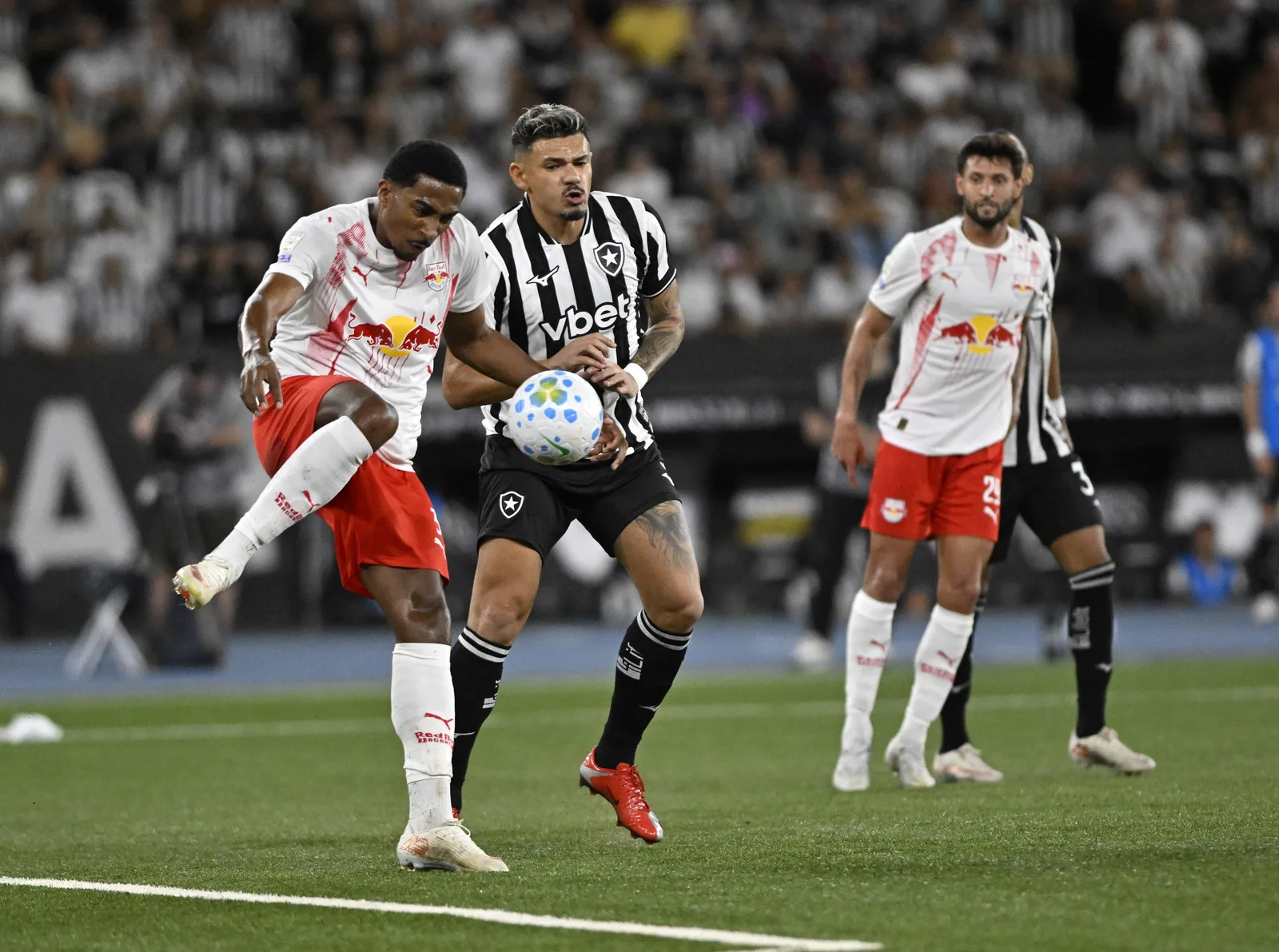 Tiquinho Soares volta a jogar e quase marca na reestreia pelo Botafogo