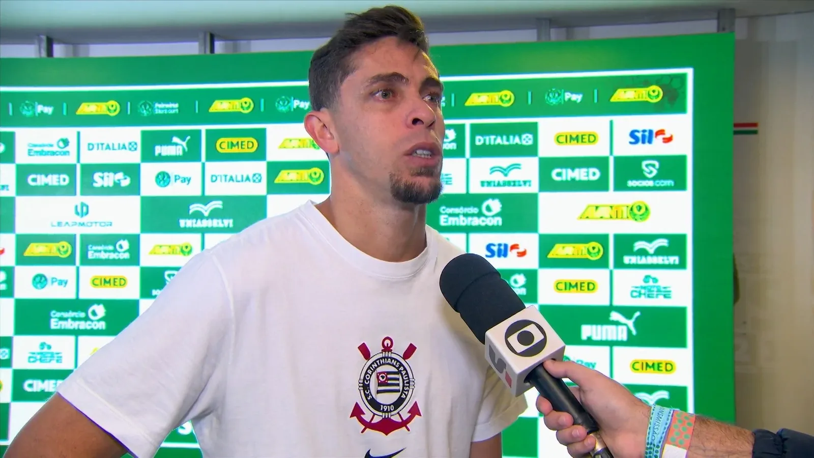 Gabriel Paulista diz que crise do Corinthians atinge jogadores e cobra salários