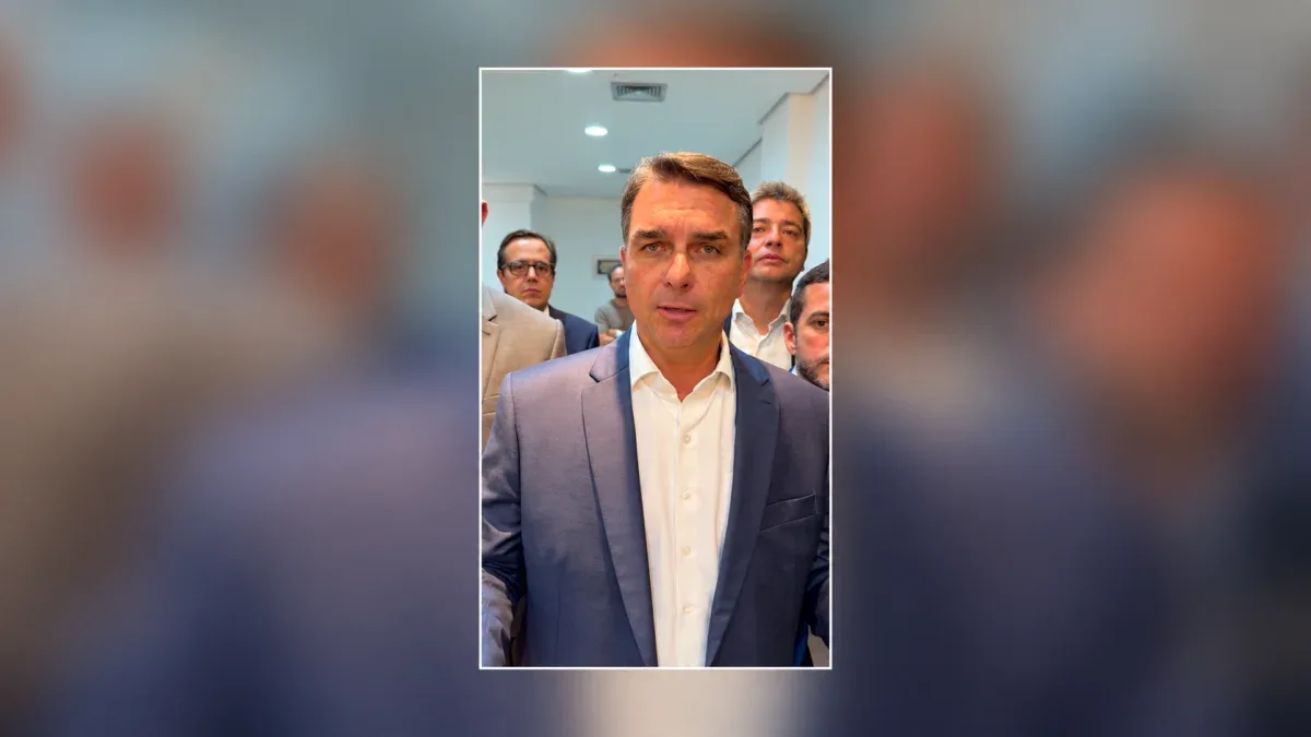 Flávio Bolsonaro troca debate por live e denuncia interferência nas eleições