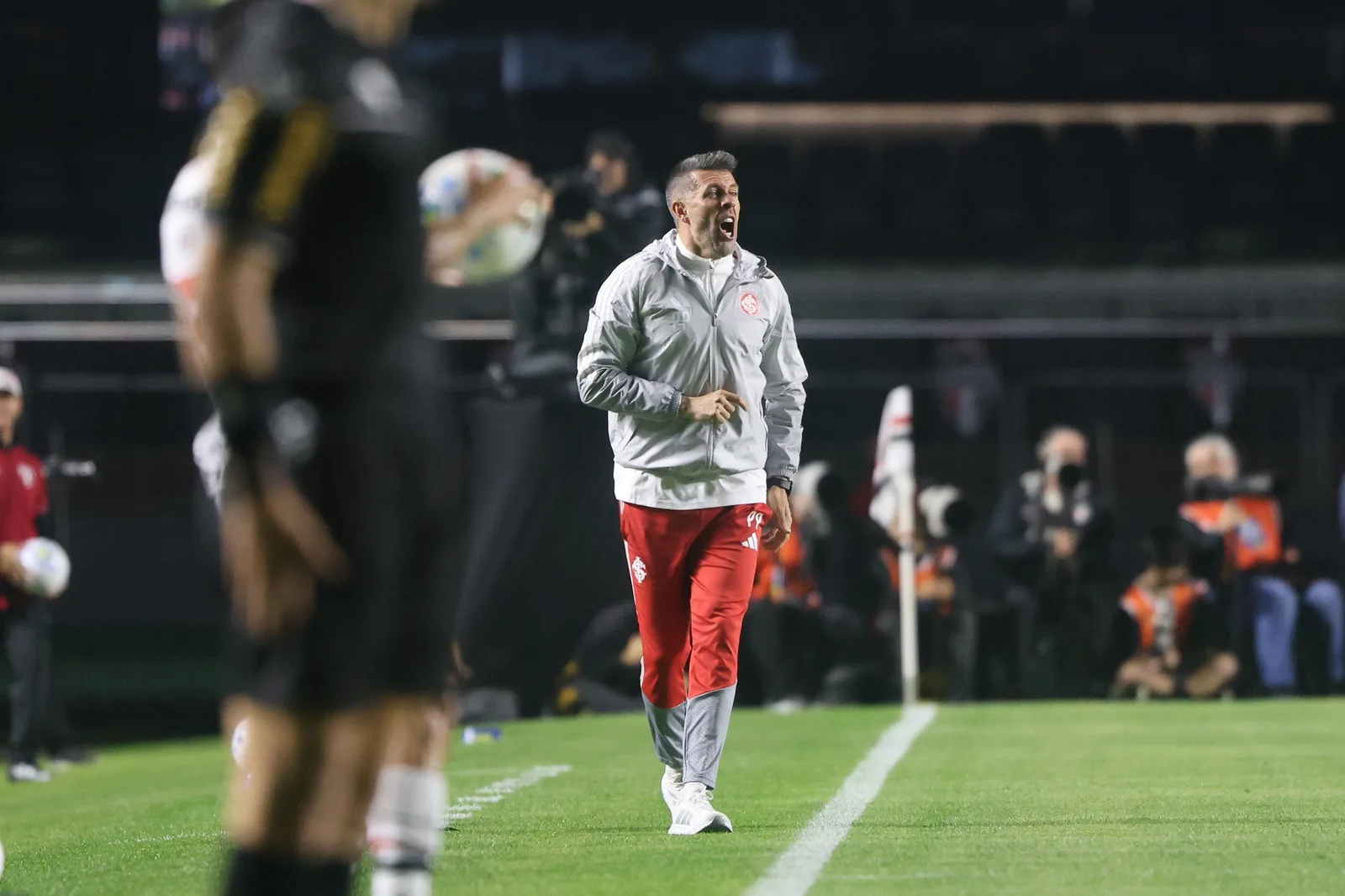 Inter perde para o São Paulo e Pezzolano vê reação ficar mais difícil