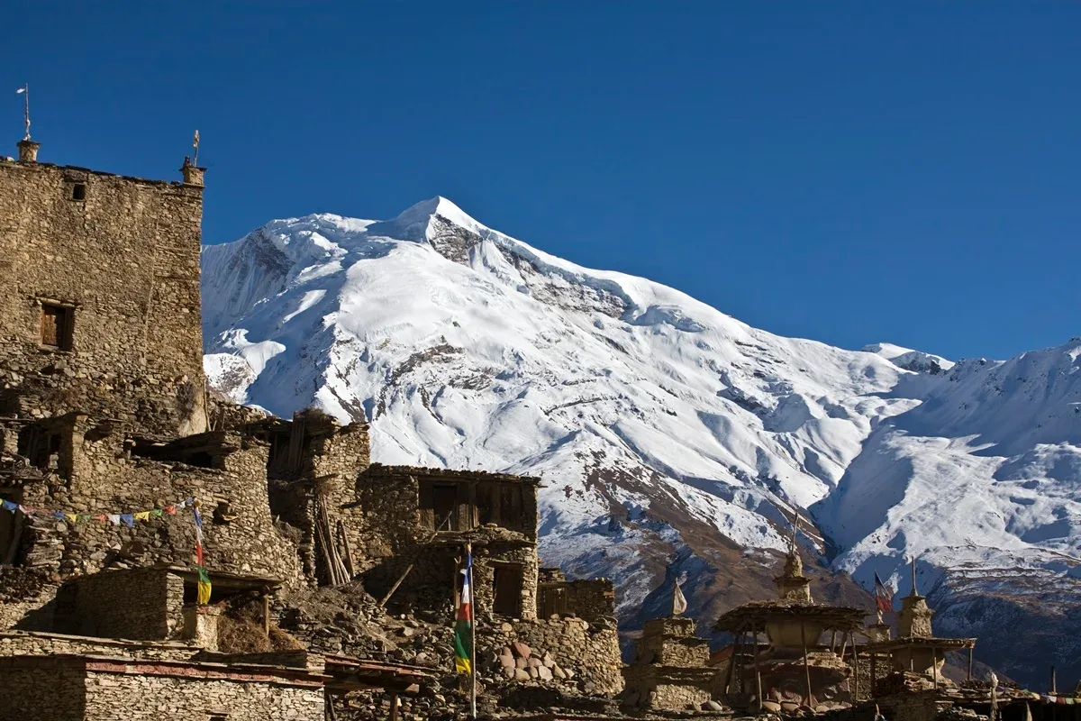 Buscas por desaparecidos após avalanche no Nepal seguem suspensas