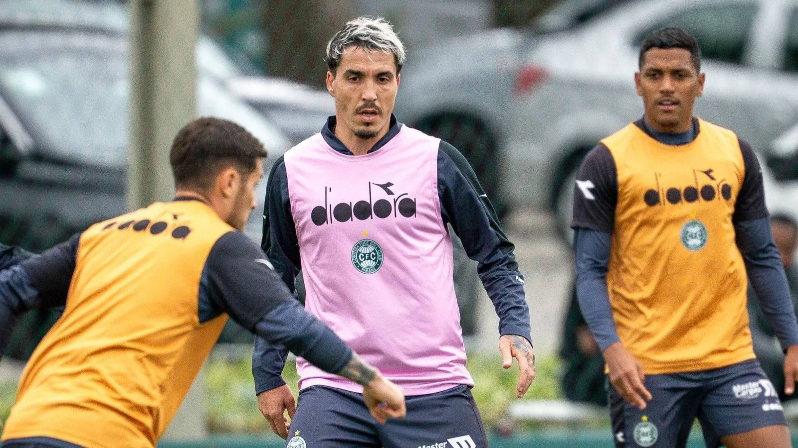 Coritiba terá cinco jogadores pendurados contra o Fluminense
