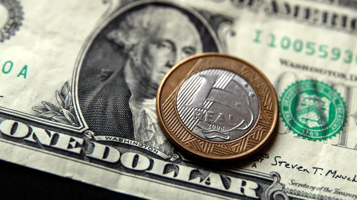Dólar recua mais de 4% após Flávio Bolsonaro liderar primeiro turno