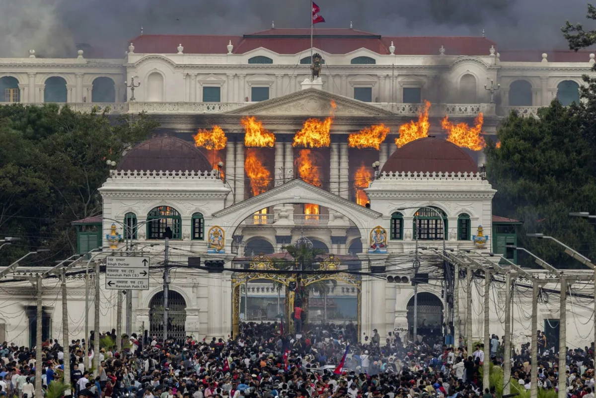 Revolta da Geração Z derruba governo do Nepal após bloqueio de redes sociais