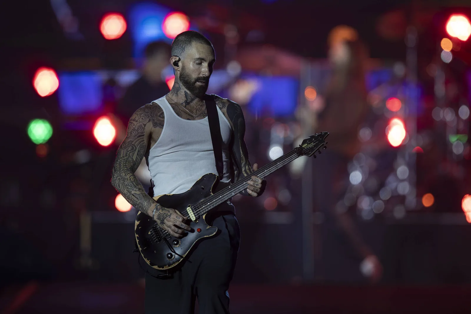 Maroon 5 leva sucessos antigos e encerra noite lotada no Rock in Rio