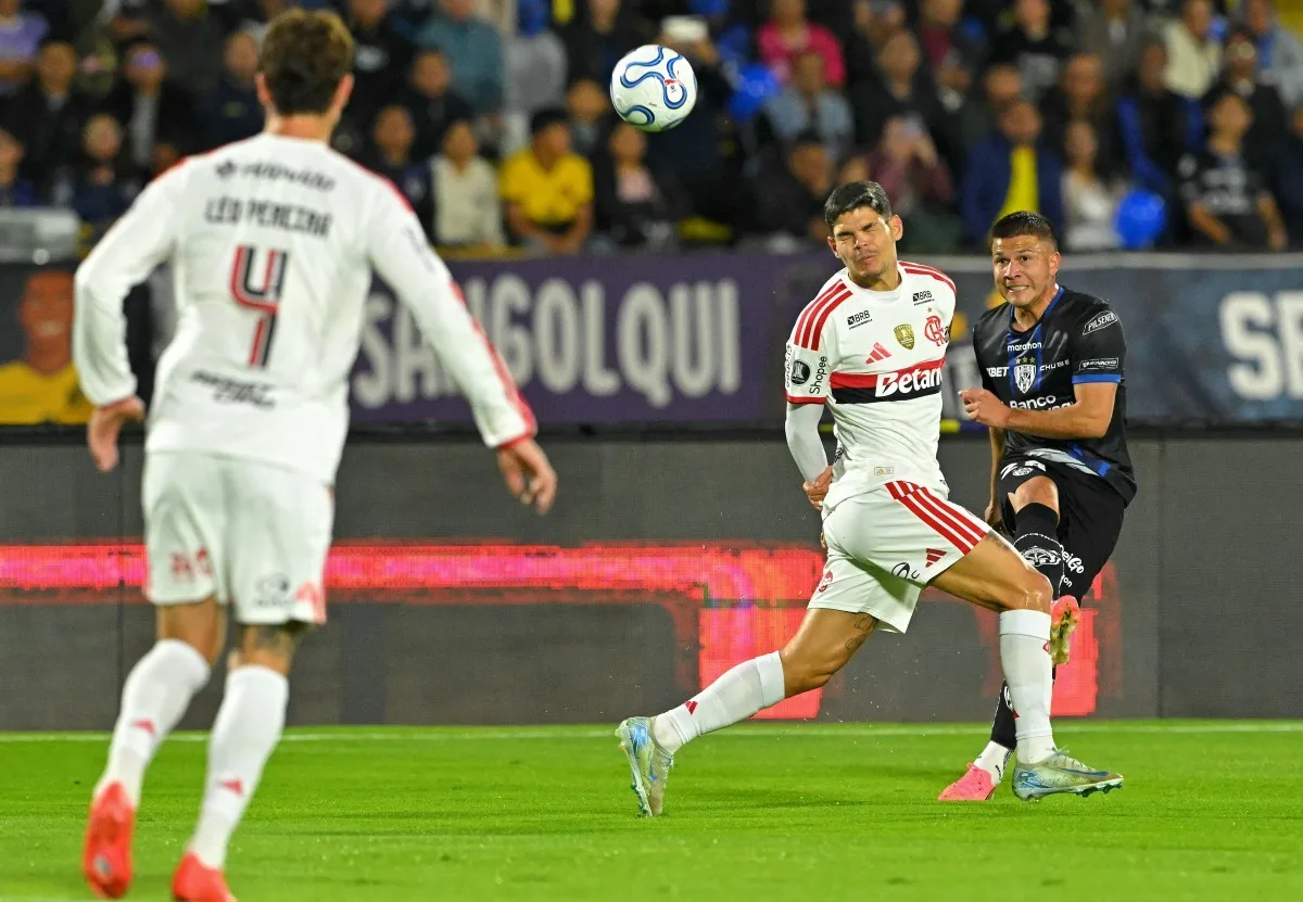 Ayrton Lucas chega a nove jogos como titular após elogio de Rossi