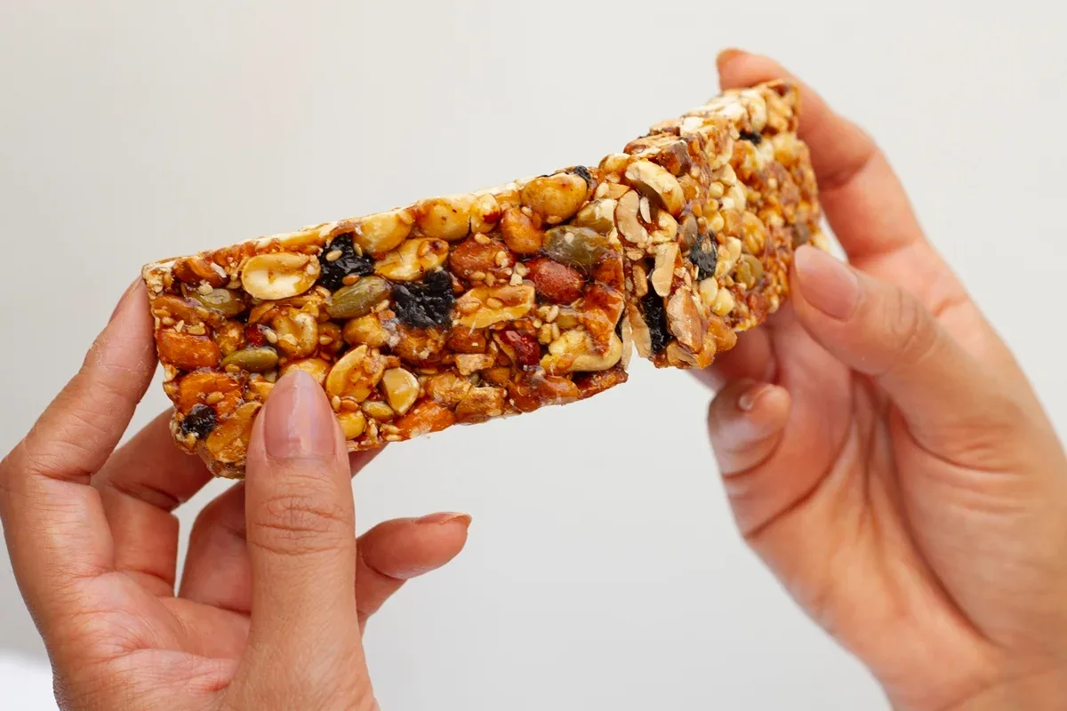 Como avaliar alimentos “fit” além das promessas da embalagem