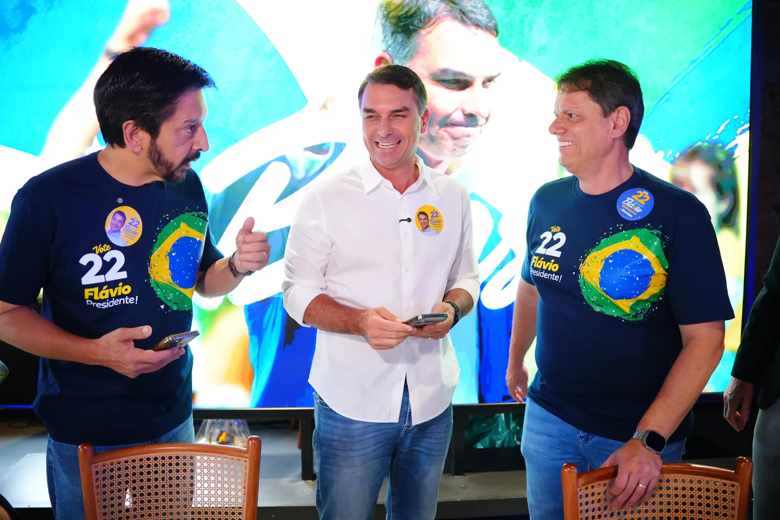 Pesquisa acirra disputa e influencia presença de Flávio em debates