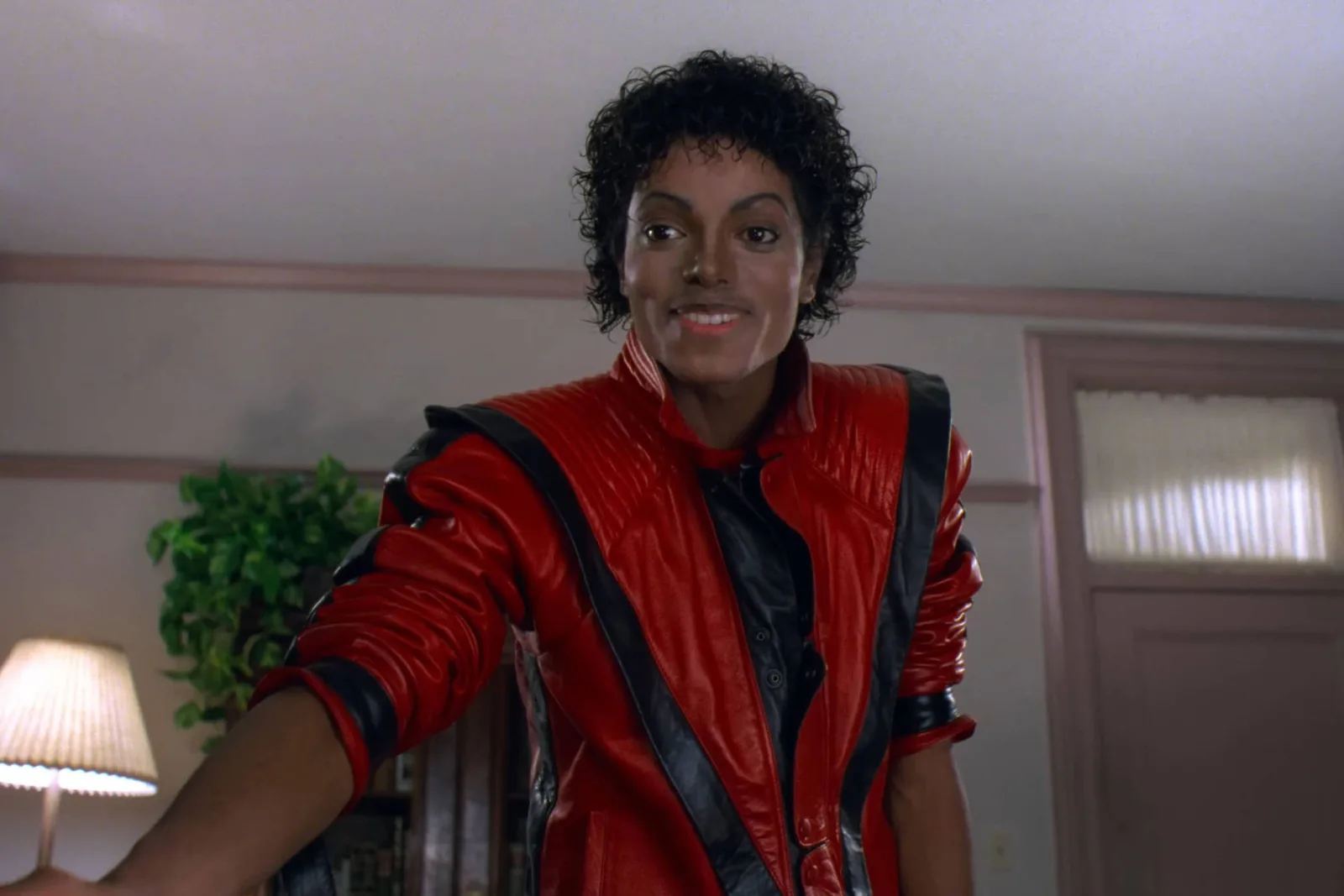 Luva usada no primeiro moonwalk lidera leilão de peças de Michael Jackson