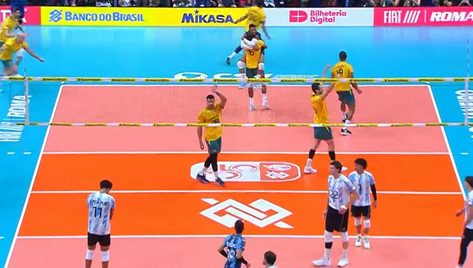 Brasil vence Argentina, garante vaga olímpica e se envolve em confusão no vôlei