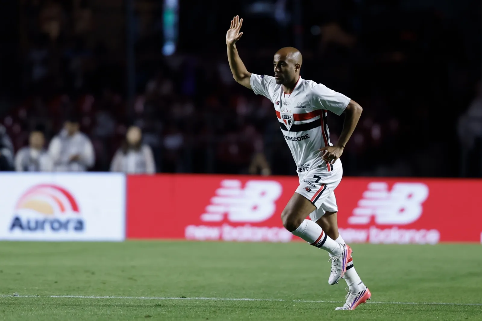 Lucas Moura entra no segundo tempo e participa do gol da vitória são-paulina