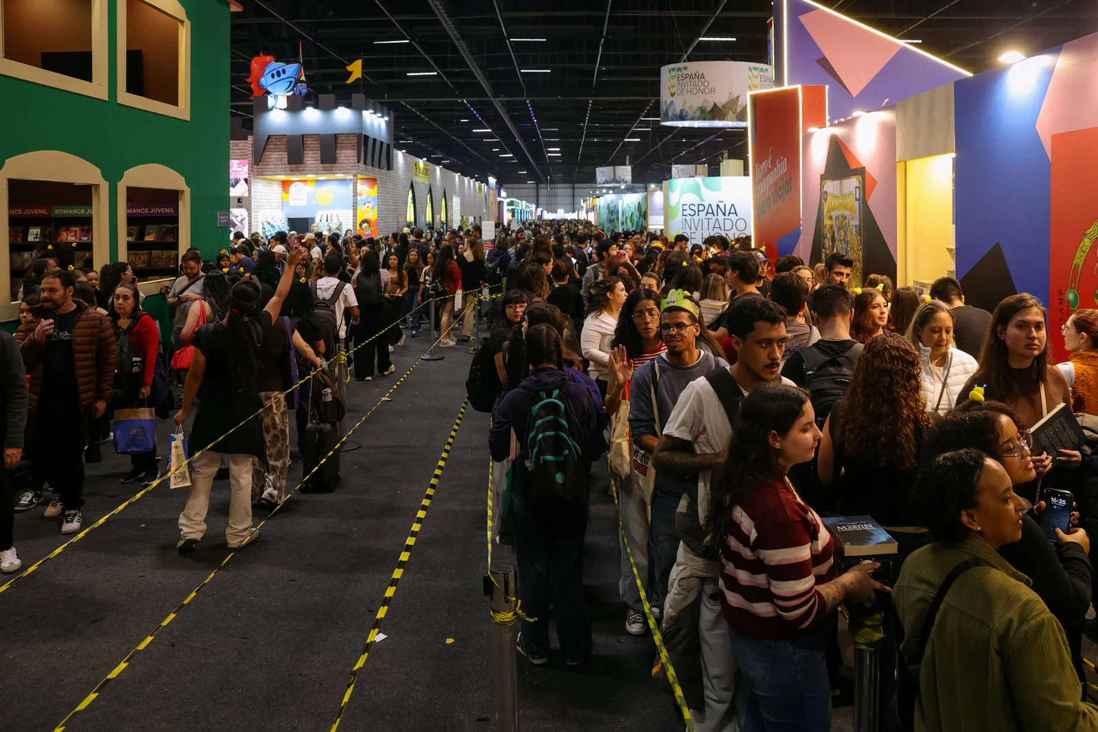 Bienal de São Paulo reúne debates sobre identidade trans e dark romance