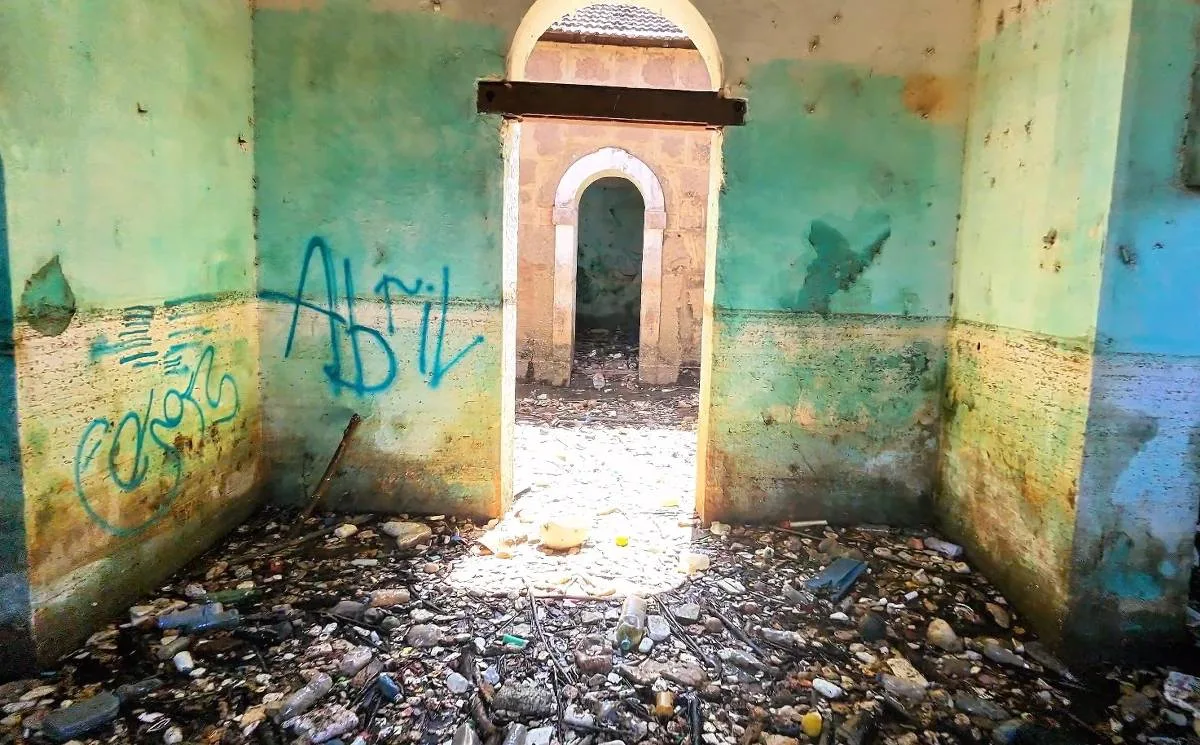 Cheia do Tietê deixa lixo acumulado no Parque de Lavras, em Salto