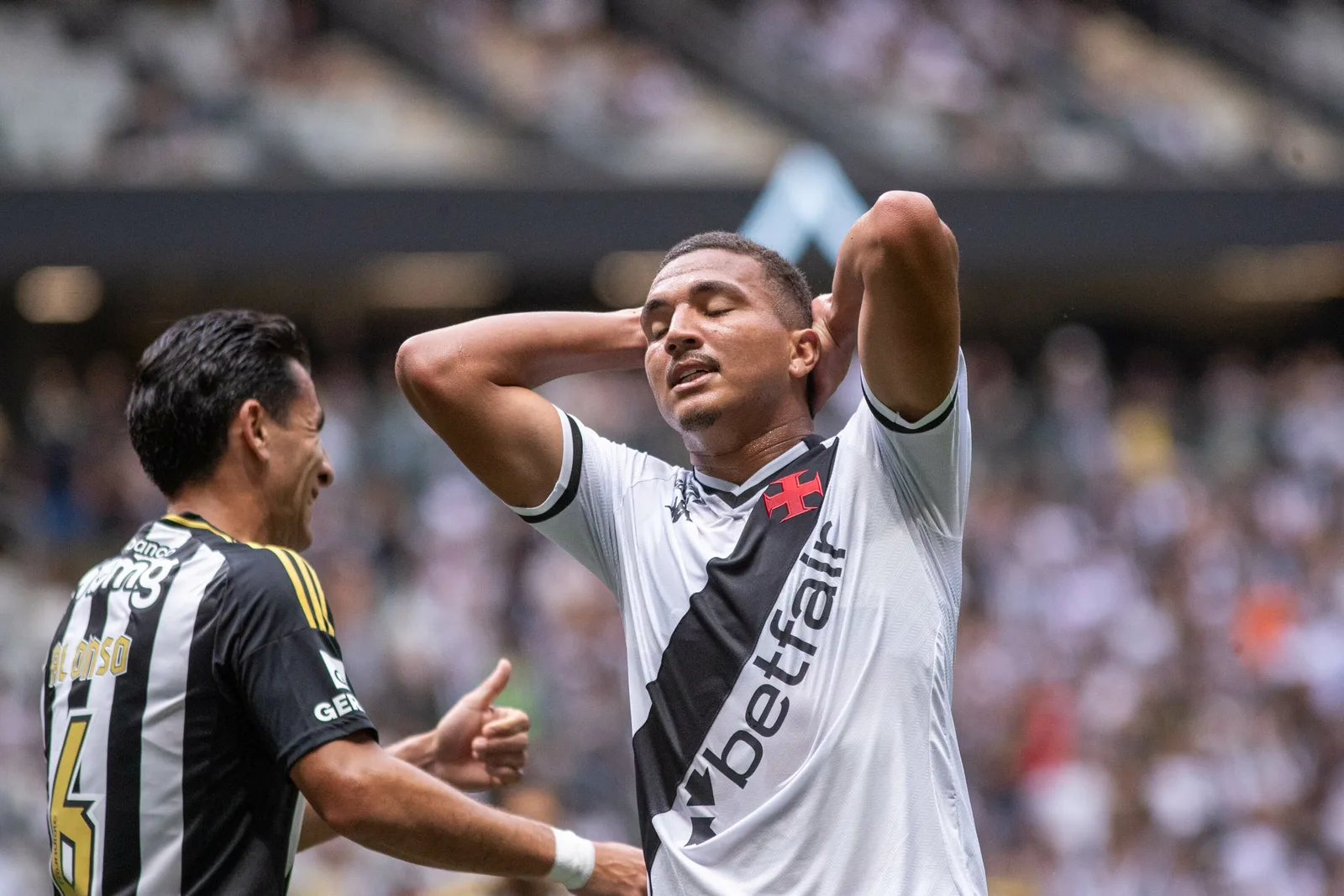 Volante do Vasco volta aos treinos após cirurgia no joelho esquerdo