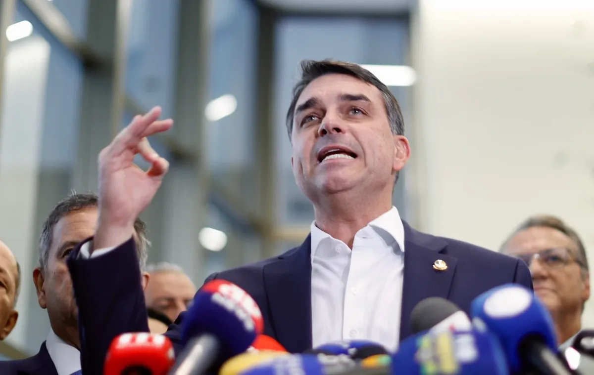Lindbergh pede à PGR apuração de vínculos entre Flávio e Careca do INSS