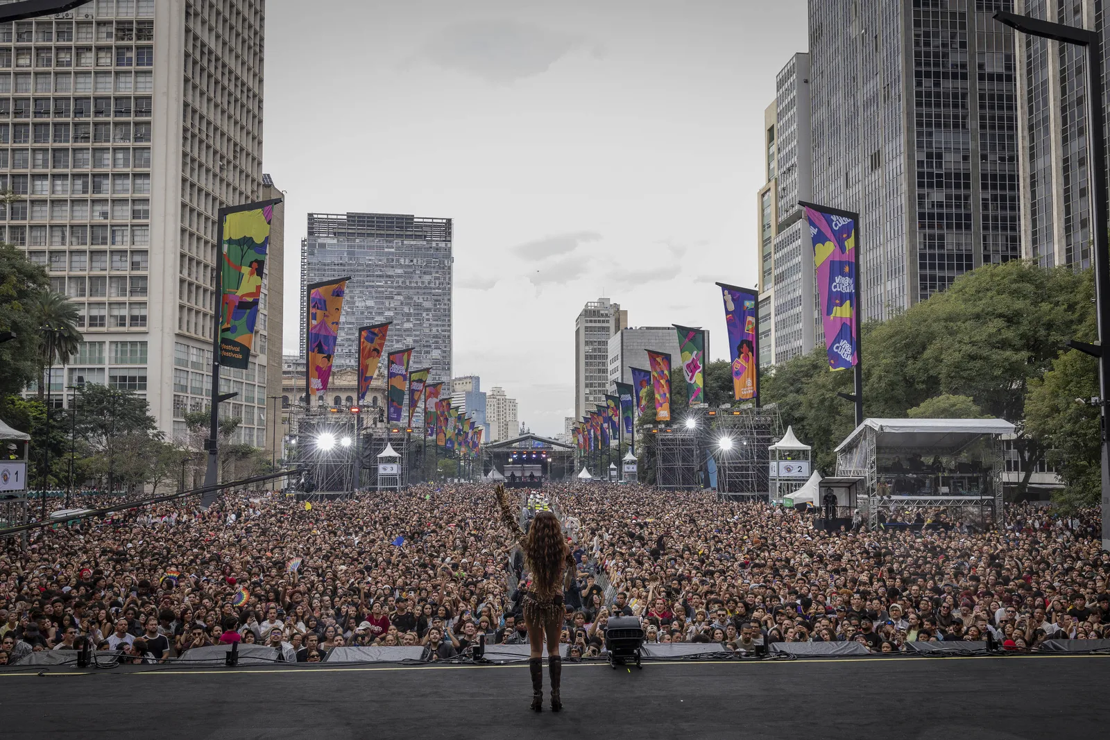 Shows e atividades culturais presenciais ganham público no Brasil