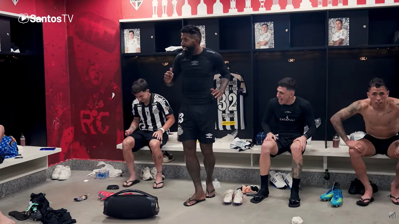 Rodinei lidera comemoração do Santos após triunfo no Morumbis