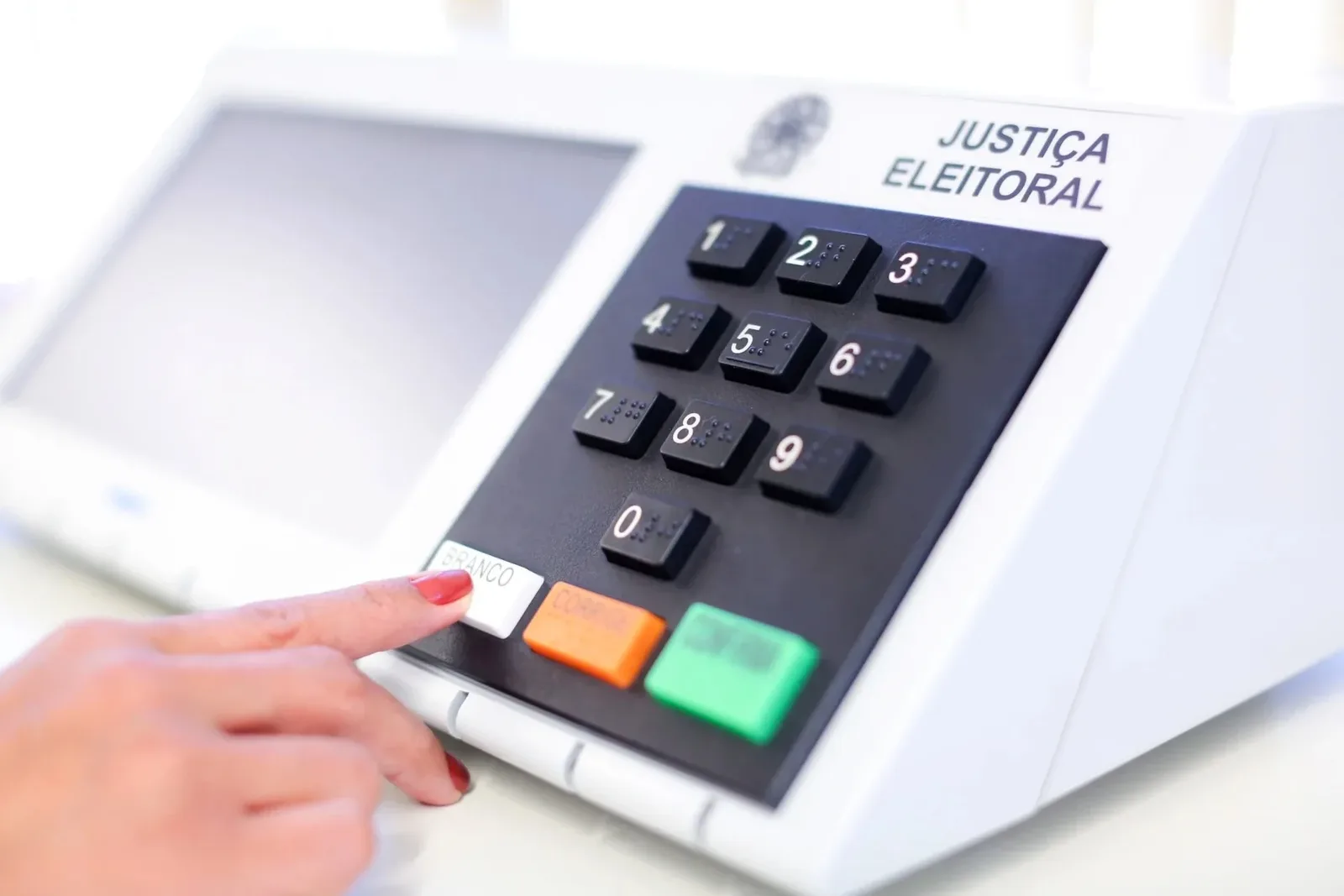 Justiça Eleitoral define limites para IA e propaganda nas eleições de 2026