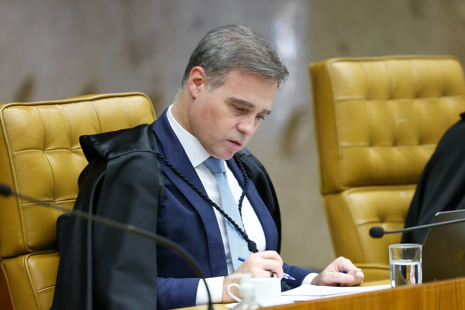 Decisão de Mendonça aponta seis relatórios da PF e questiona monitoramento