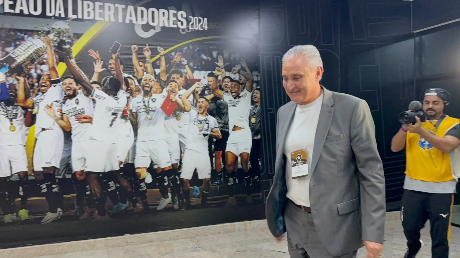 Tite acompanha Botafogo x Grêmio antes de estrear pelo clube