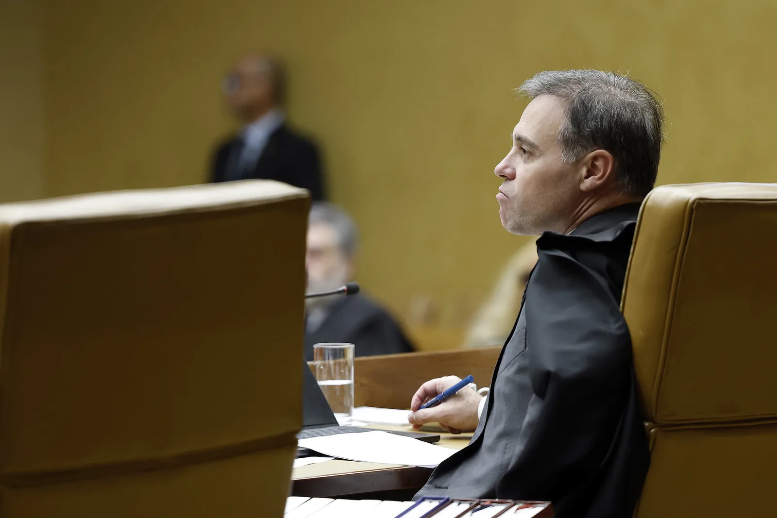 Mendonça suspende relatórios da PF e questiona análise sobre indicação ao STF