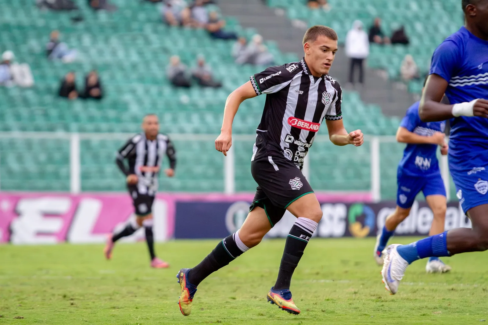 Thyerry ganha força no Figueirense após destaque nas categorias de base