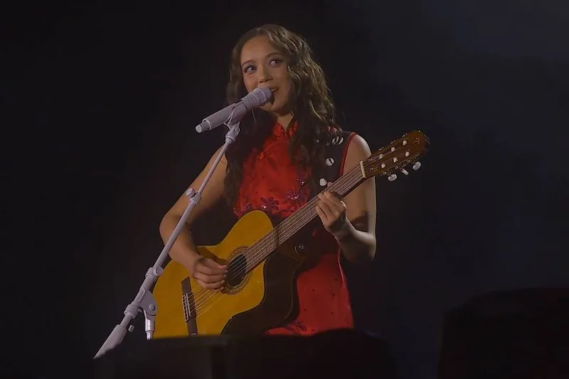 Laufey destaca conexão com a música brasileira em show no Rock in Rio