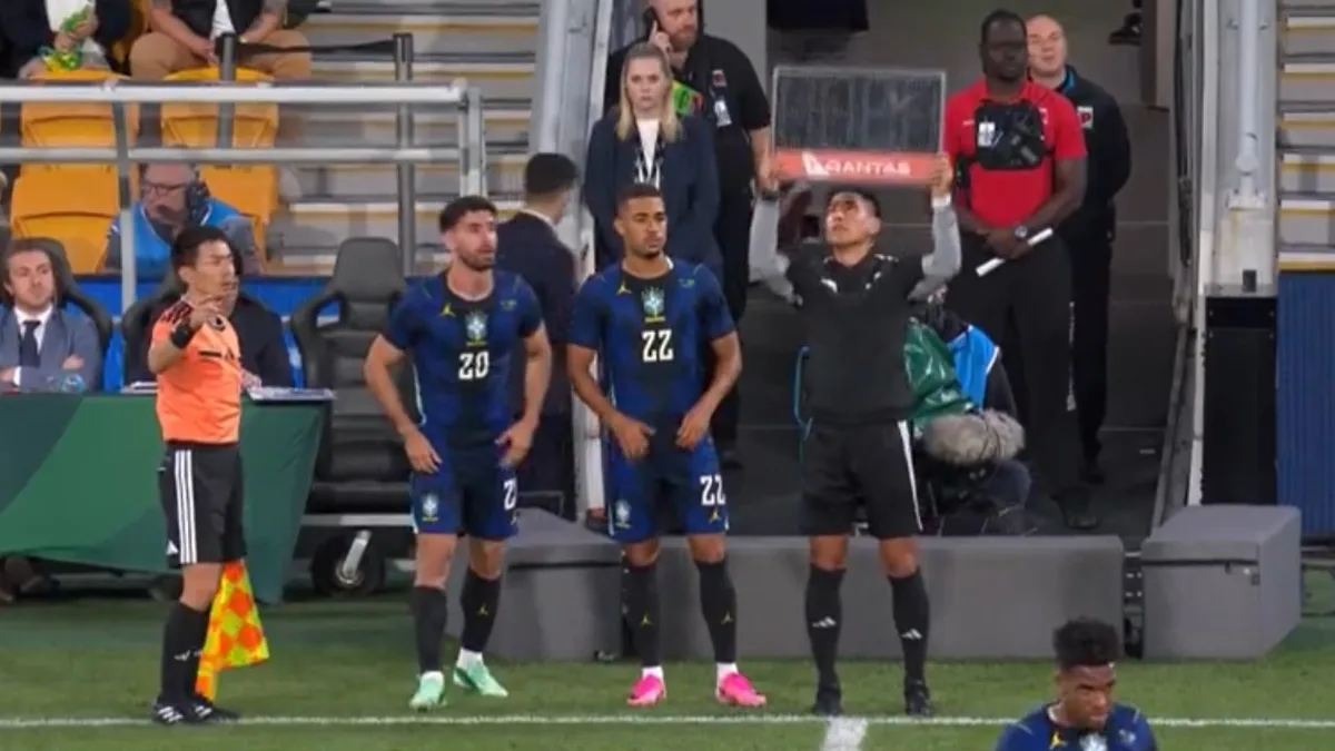 Martinelli atua como primeiro volante em sua estreia pelo Brasil