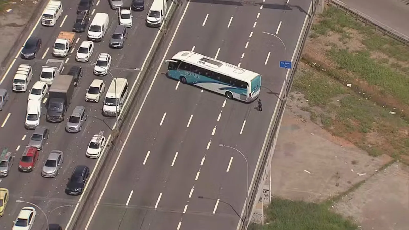 Linha Vermelha é bloqueada após criminosos interceptarem ônibus com estudantes