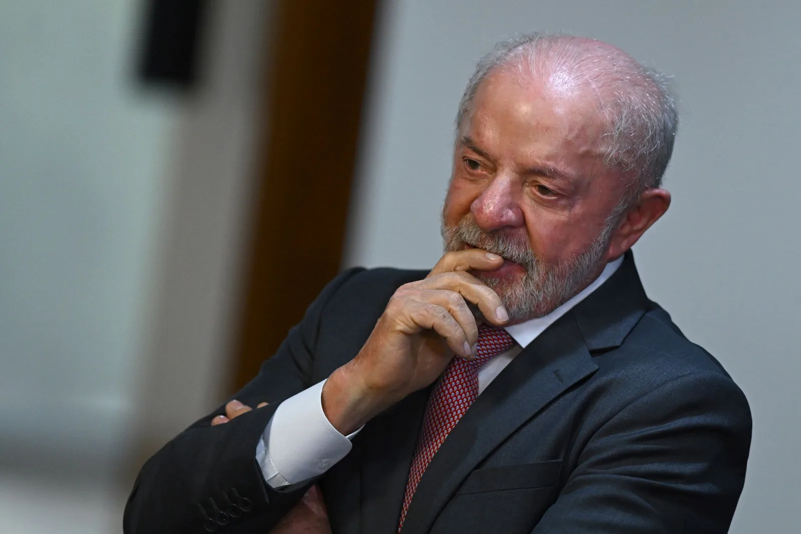 Presidente afirma que não limitará número de cartões de crédito