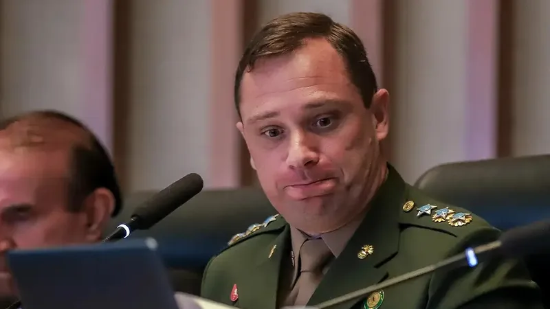 Justiça mantém Mauro Cid impedido de viajar para congresso em Abu Dhabi