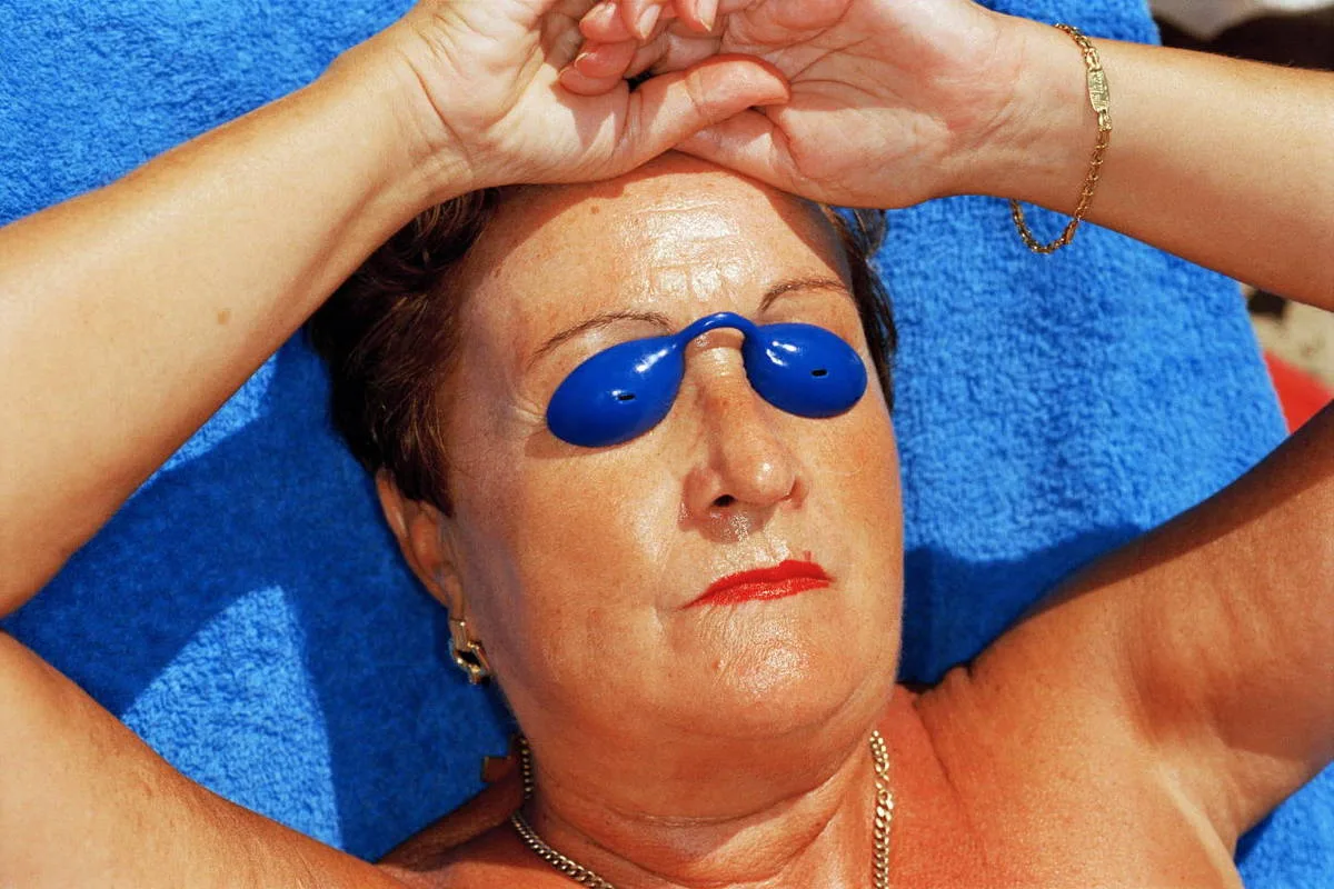 Exposição na Fiesp reúne imagens de Martin Parr sobre turismo e consumo