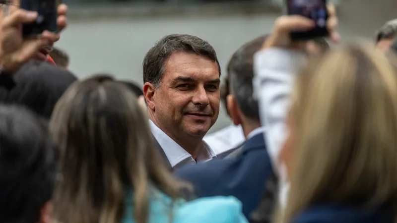 Voo de Flávio Bolsonaro tinha participação de empresa ligada a Vorcaro