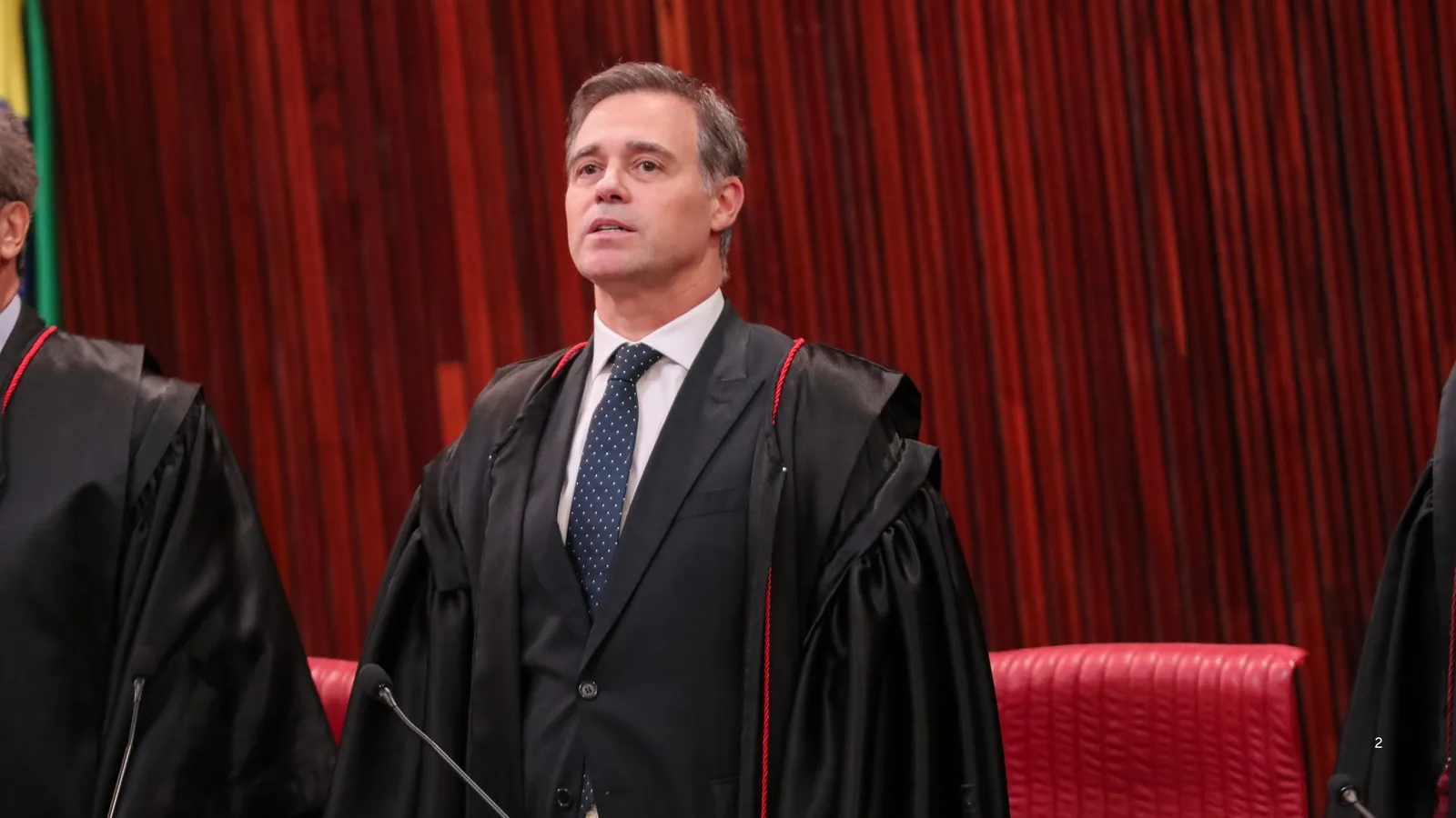 André Mendonça vota em Brasília e defende escolha responsável pelo eleitor