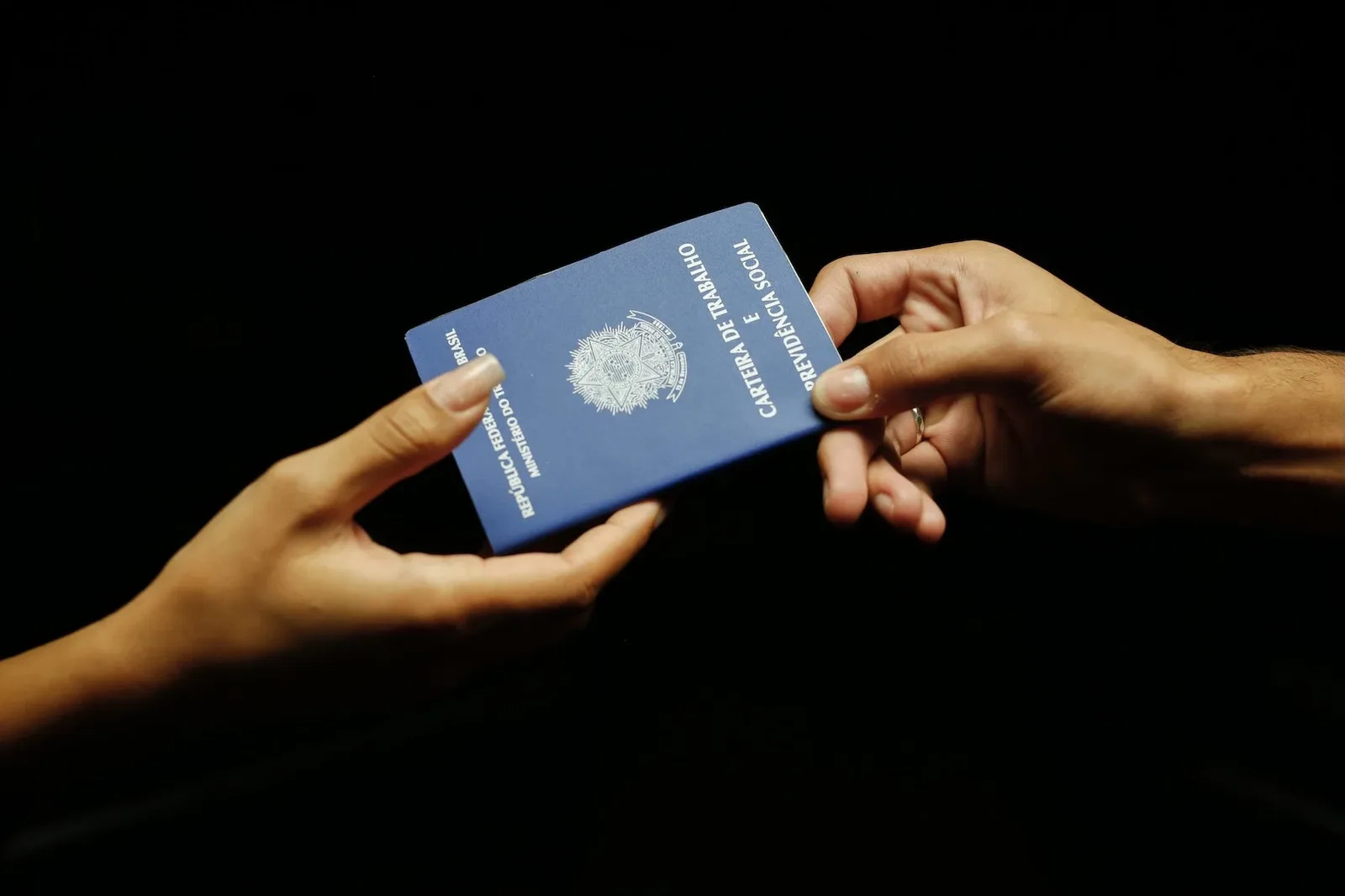 Brasil abre 165.827 vagas formais em agosto, acima das projeções