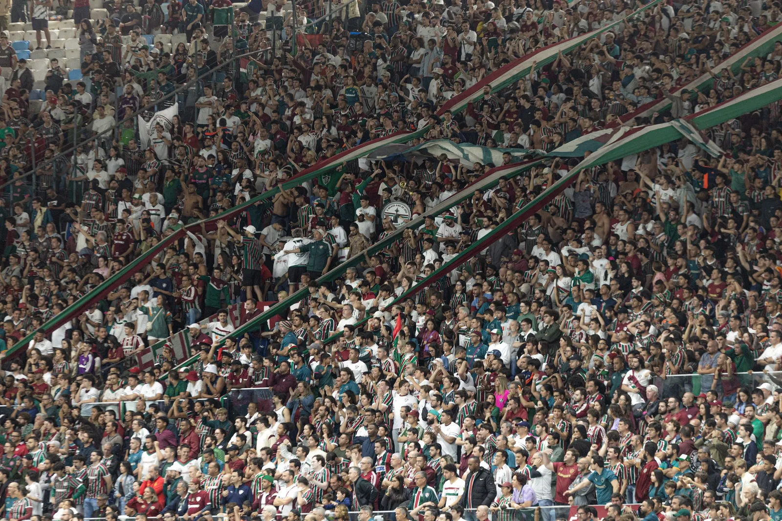 Vasco lidera volume de chutes, mas Fluminense é mais eficiente